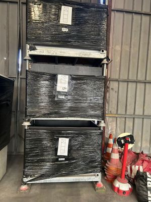 une grande pile de cartons entreposée dans un entrepôt