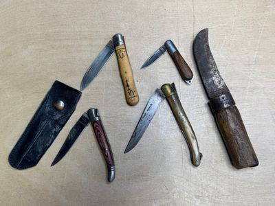 de nombreux types de couteaux différents et des couteaux sur la table