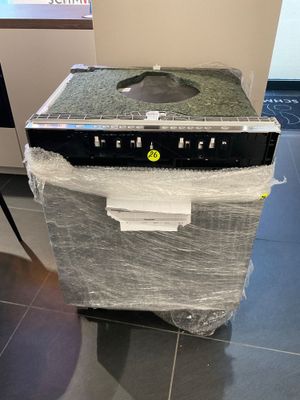 une photo d'un lave-vaisselle emballé dans du plastique