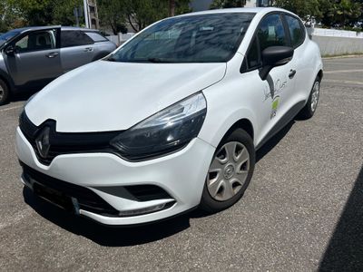 la voiture blanche est garée dans le parking à côté d'autres voitures