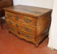 Commode tombeau en noyer mouluré sur bâti sapin ouvrant par … (photo 2)