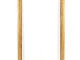 un miroir encadré d'or sur un mur blanc avec un fond blanc