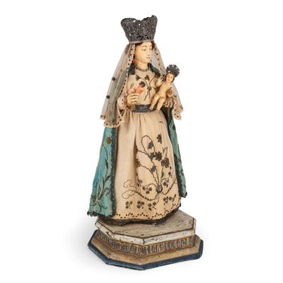 une statue de femme tenant un bébé dans ses bras