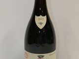 une bouteille de vin posée sur une table