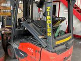 un chariot élévateur rouge garé dans un entrepôt
