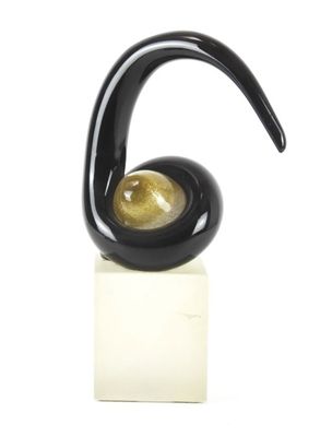 sculpture noire et dorée représentant un oiseau à l'œil doré