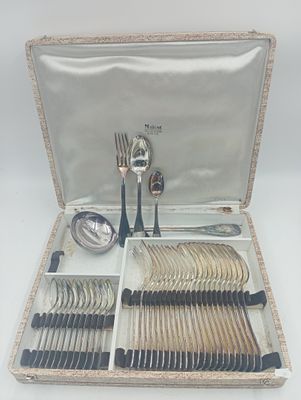 une boîte contenant de l'argenterie sur une surface blanche