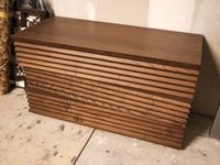 Commode en bois exotique sculpté, ouvrant par trois tiroirs … (photo 2)