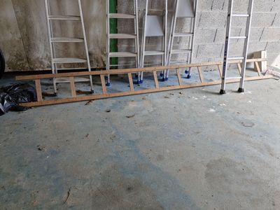 une échelle adossée au mur d'une pièce