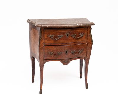 Petite commode galbée en marqueterie et ornementation de bro…