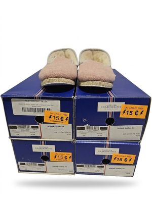Des boîtes de chaussures sont empilées les unes sur les autres sur un fond blanc