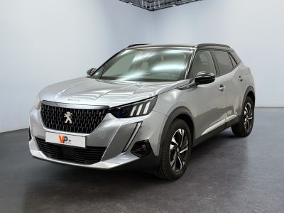 Le nouveau SUV Peugeot est garé dans le showroom.