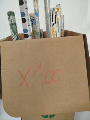 une boîte en carton contenant un tas de papier cadeau