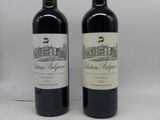 deux bouteilles de vin posées l'une à côté de l'autre sur une table