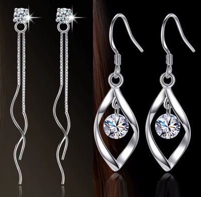un lot de trois paires de boucles d'oreilles avec une chaîne pendante