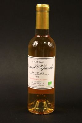 un gros plan sur une bouteille de vin sur fond noir
