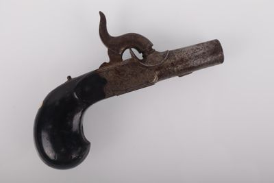 Petit pistolet, à coffre, à percussion, à balle forcée.