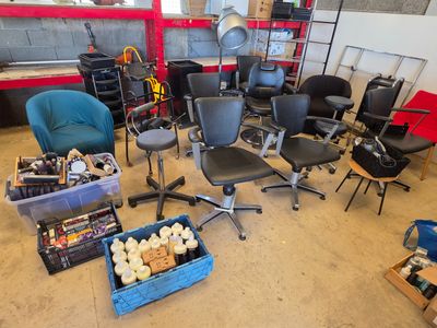 une pièce dans laquelle se trouvent de nombreuses chaises et d'autres objets