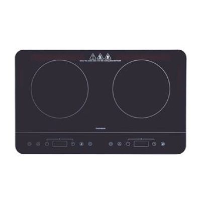 une plaque à induction noire à deux feux sur fond blanc