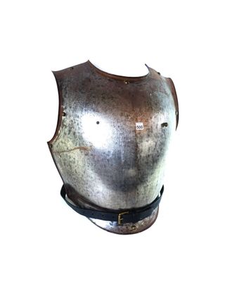 Plastron de cuirasse, à douze rivets laiton (deux rivets abs…