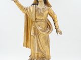 statue en or représentant une femme la main levée