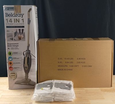 une boîte contenant des aspirateurs posée sur une table à côté d'un carton