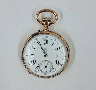 une montre de poche en or avec des chiffres romains