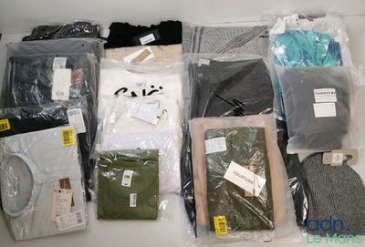 un tas de vêtements posés sur une table