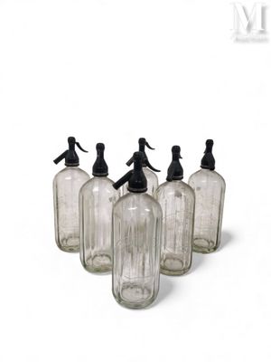 Six bouteilles en verre à fût facetté de la marque "Eau de L…
