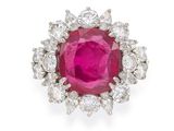 une bague en rubis et diamants
