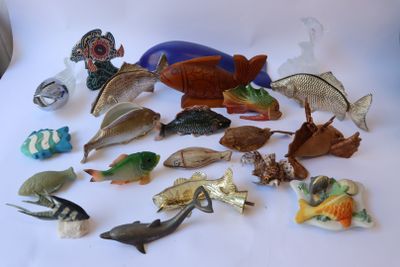 de nombreuses figurines de toutes sortes exposées sur une table