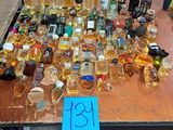 plusieurs bouteilles d'alcool posées sur une table, avec une étiquette de prix