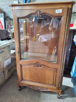 une armoire en bois avec une porte vitrée au milieu