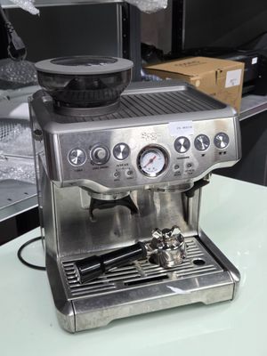 une machine à café posée sur un comptoir