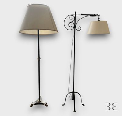 deux lampes placées l'une à côté de l'autre sur un fond blanc