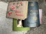 deux vieux livres posés par terre l'un à côté de l'autre