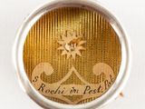 une bague en argent et en or sur laquelle est représentée une étoile