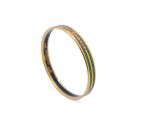 gros plan d'une bague sur fond blanc