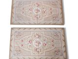 deux tapis ornés de motifs floraux sur fond blanc