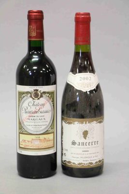 deux bouteilles de vin posées l'une à côté de l'autre sur une table