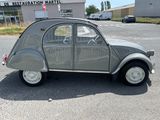 une petite voiture garée sur le parking