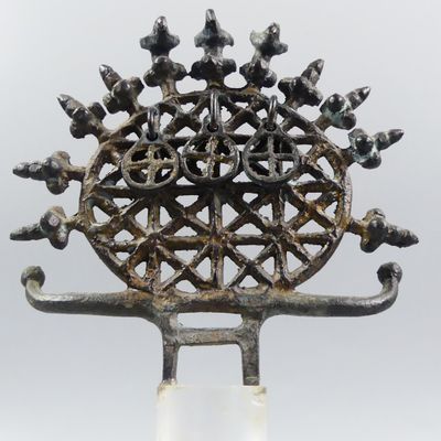 Anatolie. Etendard circulaire aux aigles de type Alaca Hüyük…