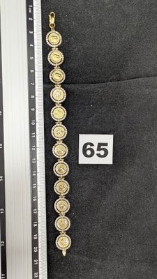 un gros plan d'une règle et d'un bracelet posés sur une table