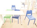 trois chaises et une table dans une pièce