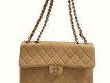 un sac à bandoulière Chanel en cuir matelassé couleur bronze, muni de anses en chaîne