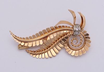 une broche en or ornée d'un diamant au centre