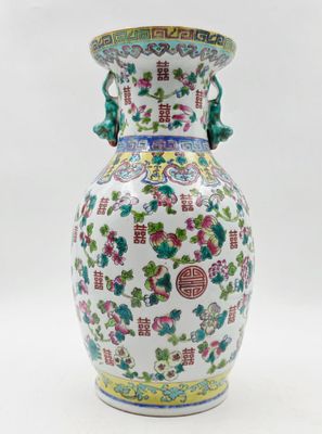 une image représentant un vase orné de fleurs et d'oiseaux