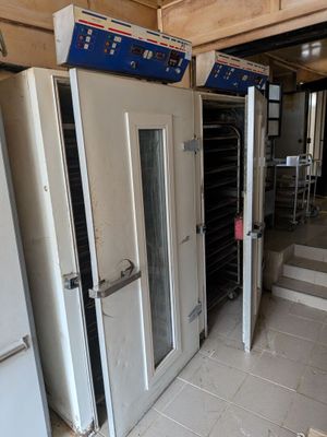 plusieurs fours installés dans une pièce