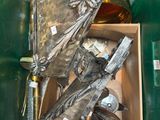 un objet métallique dans une boîte verte contenant une bouteille