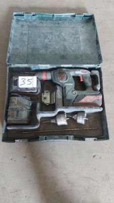 une boîte contenant des outils posée sur le sol